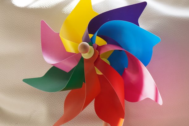 图为彩色纸风车，用于家居装饰。图片下载
