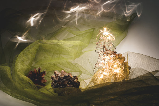 圣诞和新年卡片，上面有一棵小人造树，桌子上有彩色背景，灯光闪烁，创造了一个散景背景。图片下载