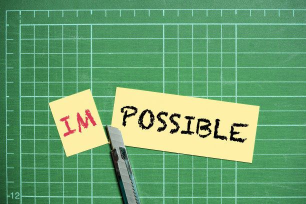 刀叉刀切纸改变措辞从不可能到可能的积极思考心态成功和挑战的概念。图片下载