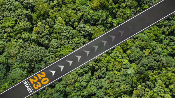 2023年的新年数字在道路轮胎上。计划的概念。的目标。挑战。2023环境。鸟瞰图。图片下载