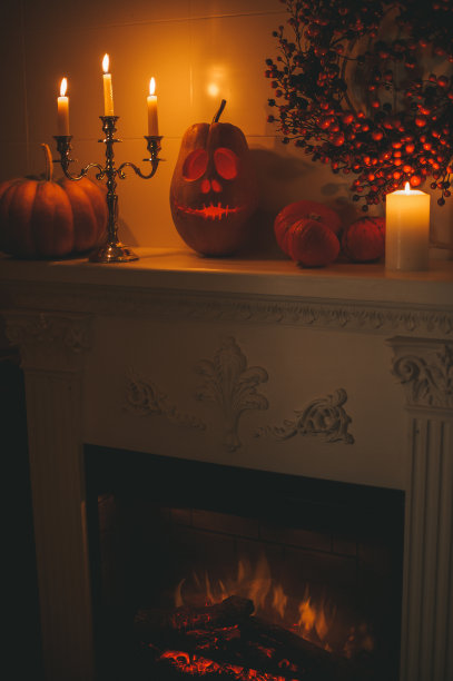 美丽的微笑橙色雕刻南瓜杰克灯万圣节假期晚上家内部图片下载