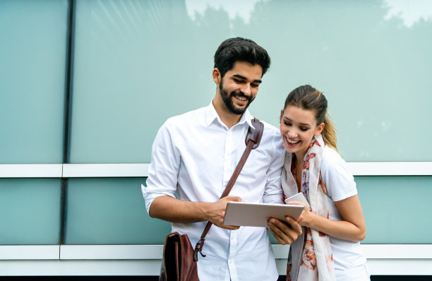 快乐的年轻商务人士一起在户外聊天和使用数字设备图片下载