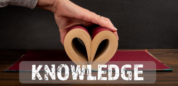 知识的概念。书和一个女人的手在木制背景图片下载