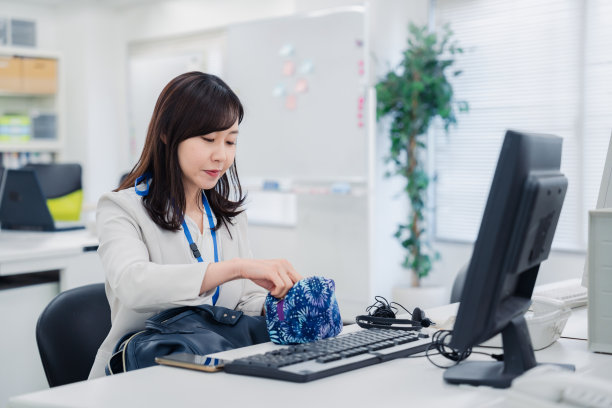 一个在办公室午休的女商人图片下载