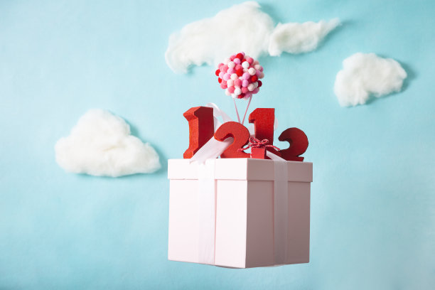 微型模型、礼品盒上悬挂的气球和红色数字积木图片下载