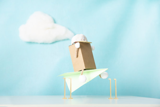 微型模型，坐在纸飞机上的快递员，快递用纸纸盒装的人体模型和人物图片下载