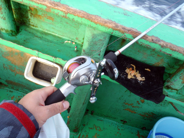 晨雾朦胧的码头上的陆地巡洋舰和游艇的观点。图片下载