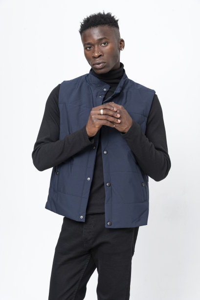 一名黑人男模特穿着牛仔夹克，前面是白色背景。图片下载