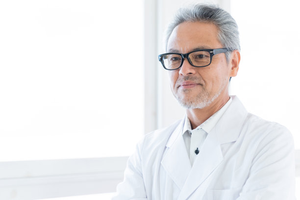 穿白大褂的资深医生图片下载