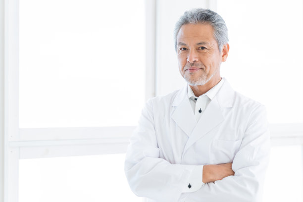 穿白大褂的资深医生图片下载