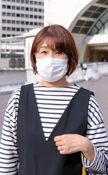 一个戴着口罩的女人。图片下载