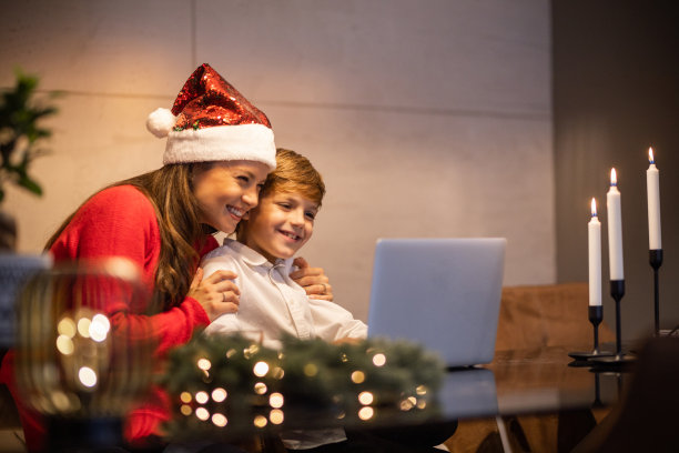 圣诞装饰的客厅里，母子俩图片下载