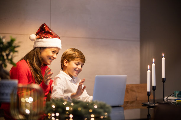 圣诞装饰的客厅里，母子俩图片下载