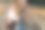 快乐的年轻妈妈和小女儿在外面玩耍。图片下载