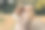 快乐的年轻妈妈和小女儿在外面玩耍。图片下载