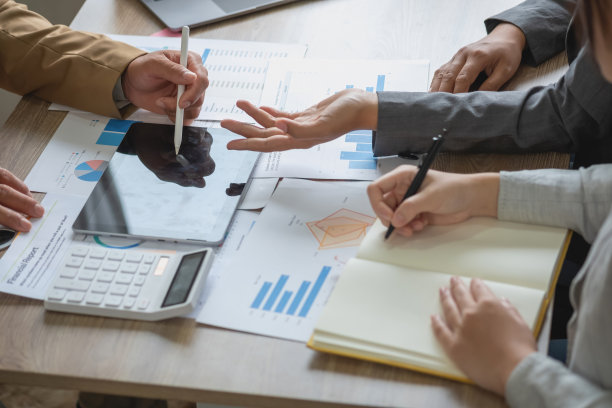 营销，财务，会计，计划，公司的营销团队分析公司的利润使用笔记本电脑图形，计算器和平板电脑。经营理念图片下载