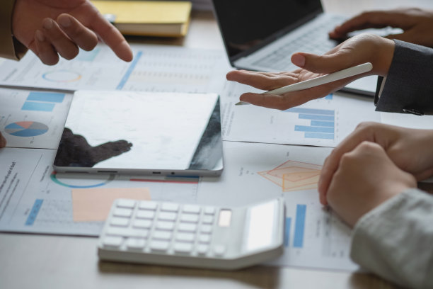 营销，财务，会计，计划，公司的营销团队分析公司的利润使用笔记本电脑图形，计算器和平板电脑。经营理念图片下载