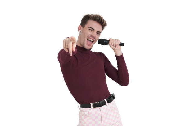 年轻的白人男子拿着麦克风唱歌，孤身一人。图片下载