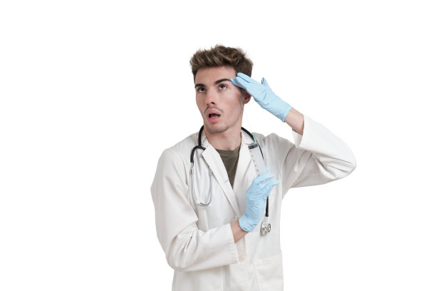 年轻的白人美容师给自己注射整容针，孤立无援。图片下载