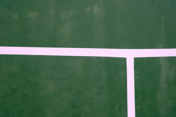 闭合训练网球场墙上的白线。图片下载