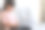 亚洲小女孩用笔记本电脑独自坐在家里的沙发上。孩子学习阅读在线社交媒体内容，与朋友一起玩教育课游戏聊天。儿童科技成瘾图片下载