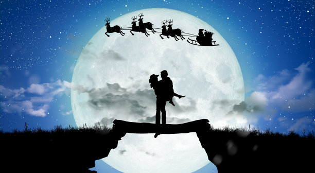 圣诞老人的剪影在夜晚与夫妇在满月下跳舞。图片下载
