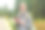 年轻女子在夏天远足时在树林里散步时使用手机。秋天在森林里远足。在大自然中冒险。积极的生活方式图片下载