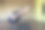 女性过着健康的生活方式，练习瑜伽，做tittibhasana运动，萤火虫姿势，独自在工作室训练图片下载