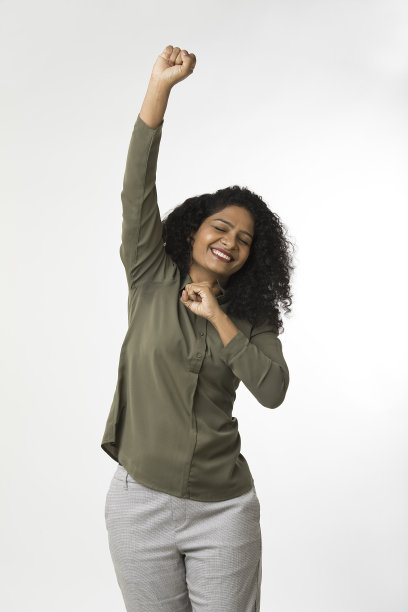 快乐的女商人庆祝成功图片下载