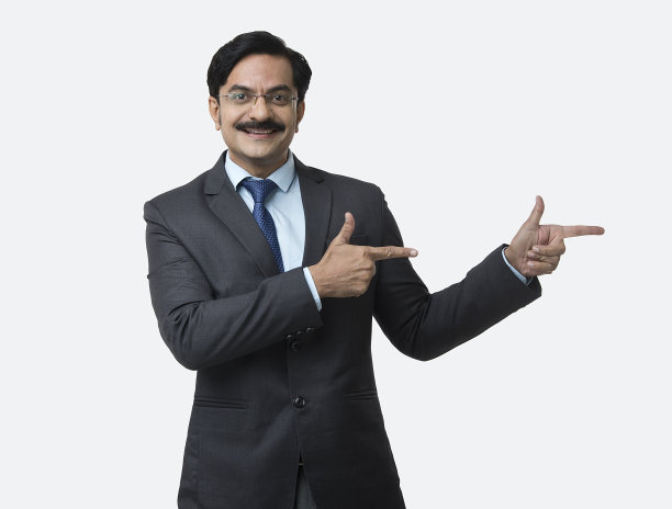 商人的肖像指向一边，双手在白色背景图片下载