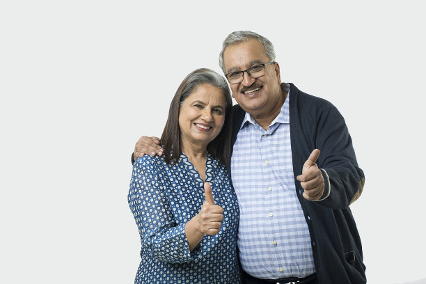 在白色背景下，爱的老夫妇竖起大拇指的肖像图片下载