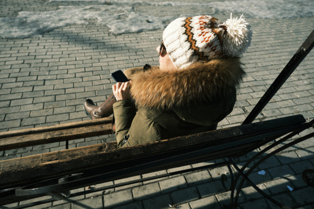一名女子在公园里打电话图片下载