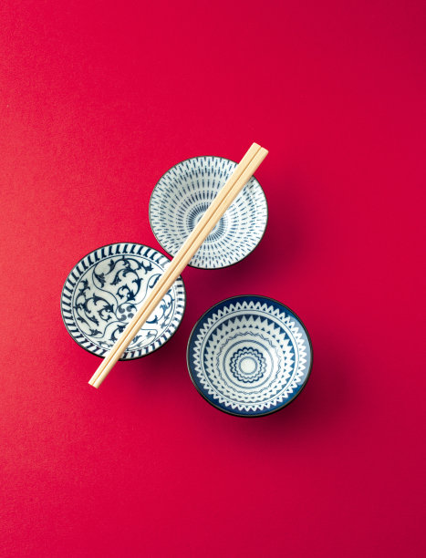 正上方的筷子和空碗隔离在红色上图片下载