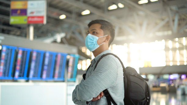 情侣旅客坐在机场航站楼放松图片下载