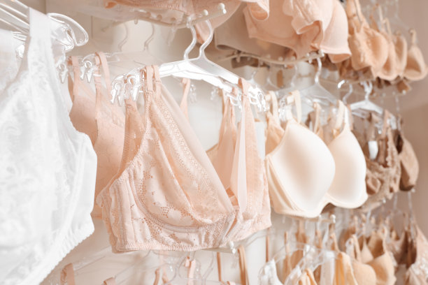 许多不同的美丽的女人内衣在内衣商店，特写图片下载