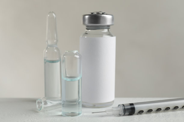 药品安瓿，小瓶和注射器放在白色桌子上，背景明亮图片下载