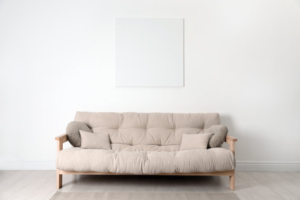 室内米色沙发上方的墙壁上有空白画布。设计空间图片下载