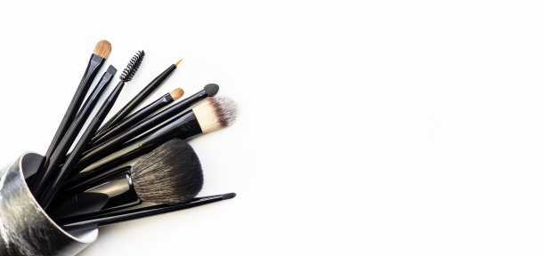 白色背景的化妆刷。化妆刷。装备。图片下载