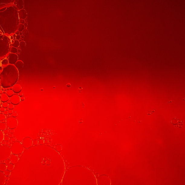 红色背景装饰着不同大小、大小和形状的抽象肥皂泡图片下载