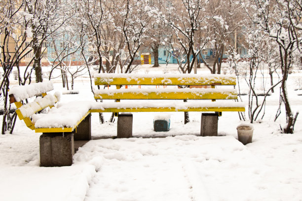 下午，第聂伯罗市雪地上的长凳图片下载