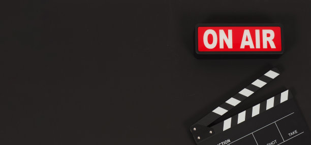 黑色隔板或电影石板，并在黑色背景上播出。图片下载