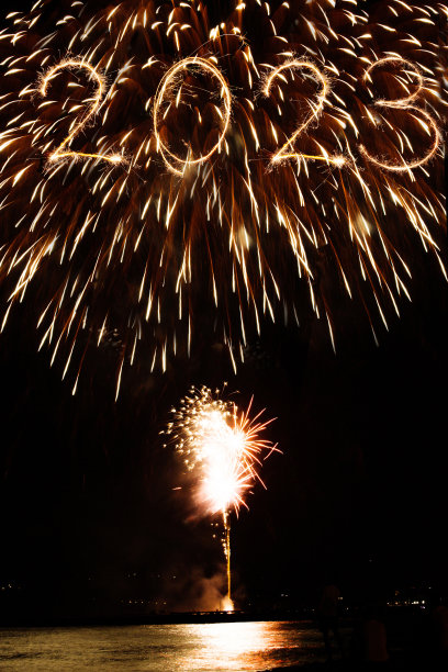 2023年新年即将到来，以烟花和烟花照明为背景。图片下载