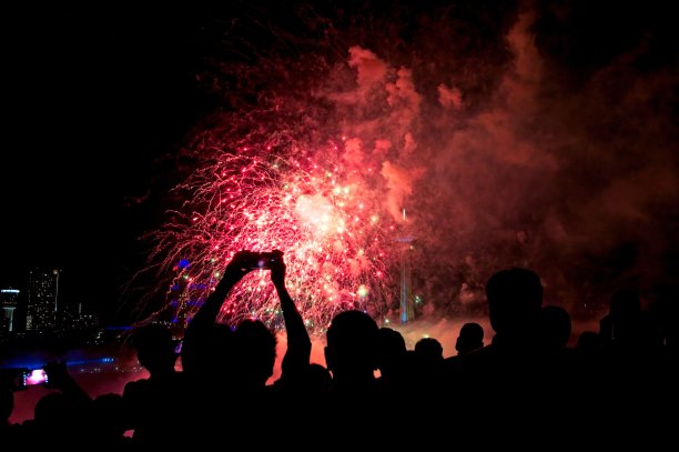 游客们在每天的尼亚加拉瀑布烟花表演中庆祝图片下载