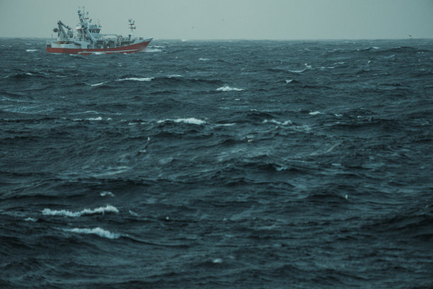 渔船拖网渔船在波涛汹涌的海面上航行图片下载