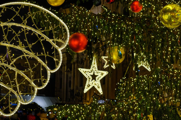 近距离的圣诞节金星装饰挂在圣诞树上图片下载
