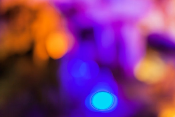 音乐节舞台灯光和烟雾效果，摇滚乐舞台效果，失焦画面，聚光灯，烟雾，光束图片下载