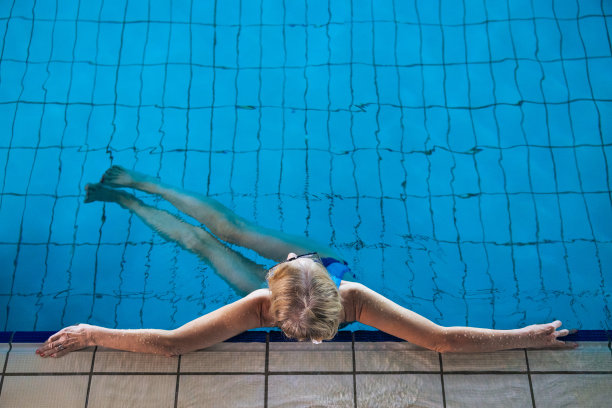 一位面目全非的白人女性，在水疗中心的游泳池里放松图片下载