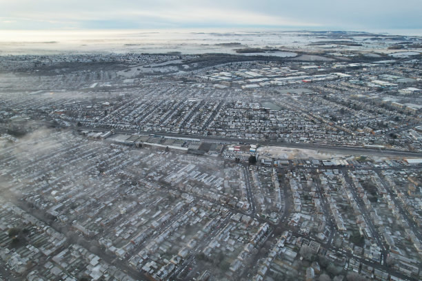 城市与云的高角度视角图片下载