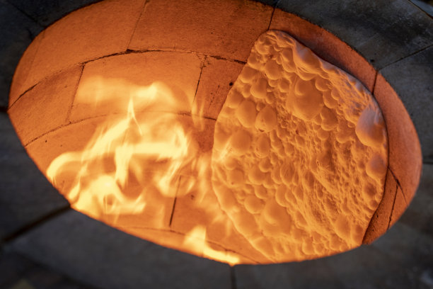在烤炉里用柴火烤的面包。Tandr熔岩图片下载