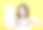 快乐的年轻女子指着和显示空白屏幕的智能手机在她的手中图片下载